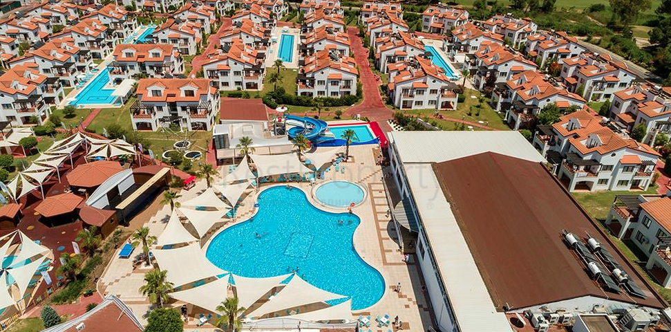 Вилла 3+1 с мебелью в комплексе гостиничного типа в Белеке Анталья