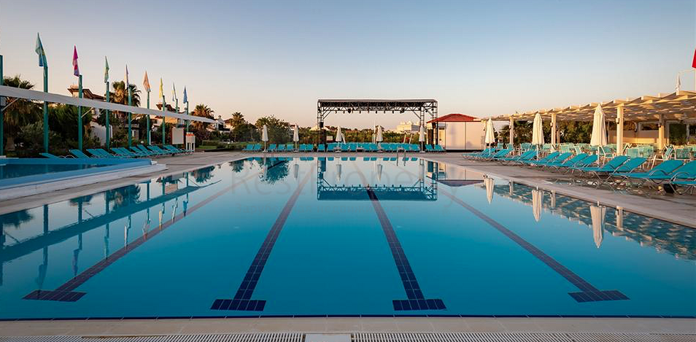 Вилла 3+1 с мебелью в комплексе гостиничного типа в Белеке Анталья