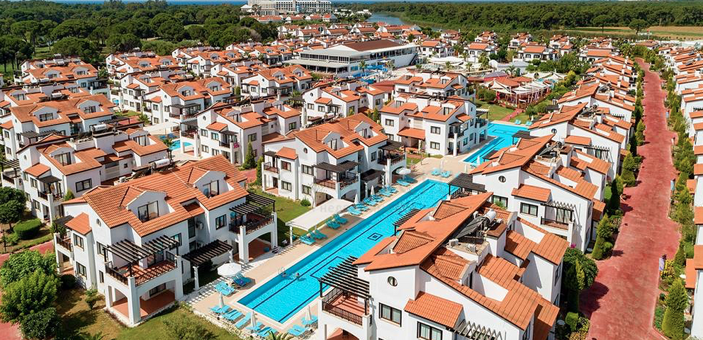 Вилла 3+1 с мебелью в комплексе гостиничного типа в Белеке Анталья