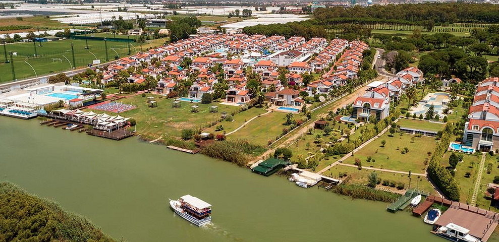 Вилла 3+1 с мебелью в комплексе гостиничного типа в Белеке Анталья