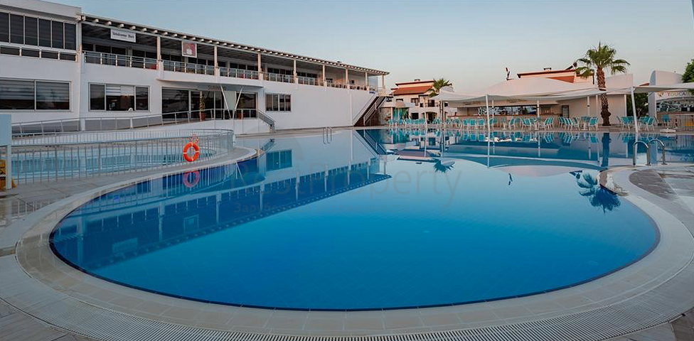 Вилла 3+1 с мебелью в комплексе гостиничного типа в Белеке Анталья