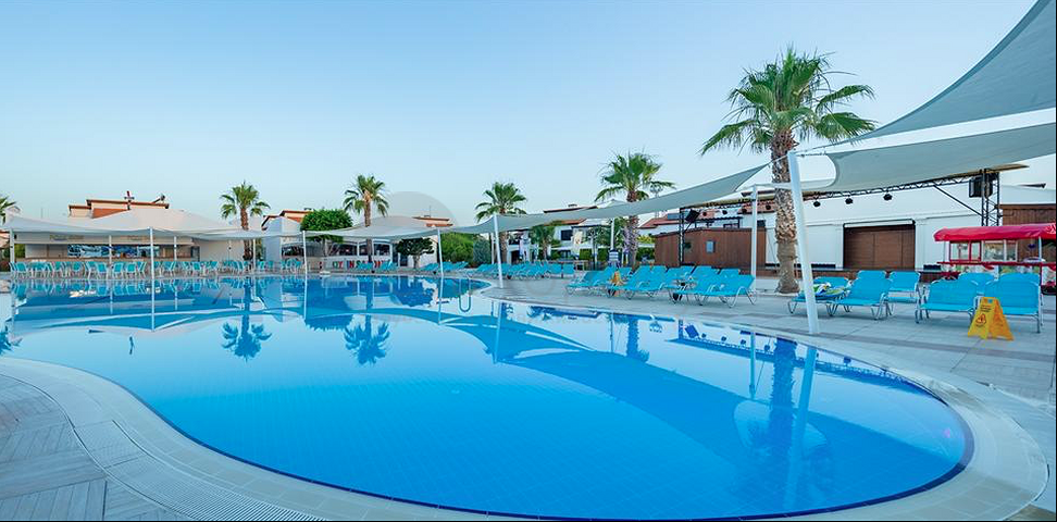 Вилла 3+1 с мебелью в комплексе гостиничного типа в Белеке Анталья