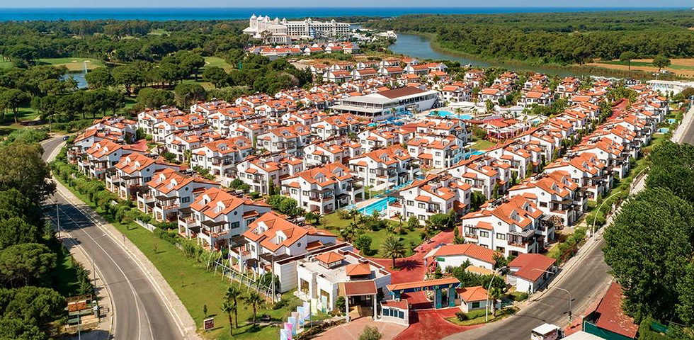 Вилла 3+1 с мебелью в комплексе гостиничного типа в Белеке Анталья