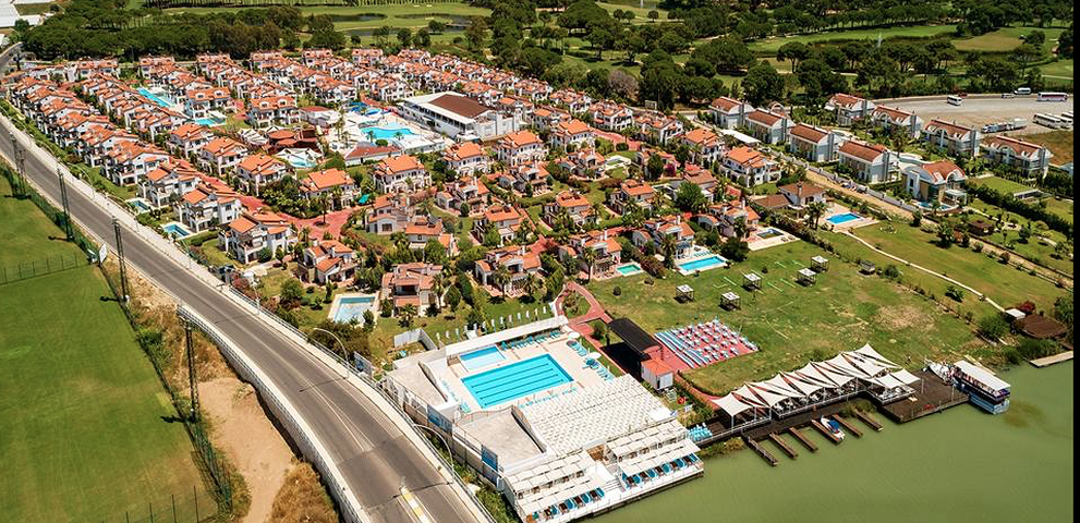 Вилла 3+1 с мебелью в комплексе гостиничного типа в Белеке Анталья