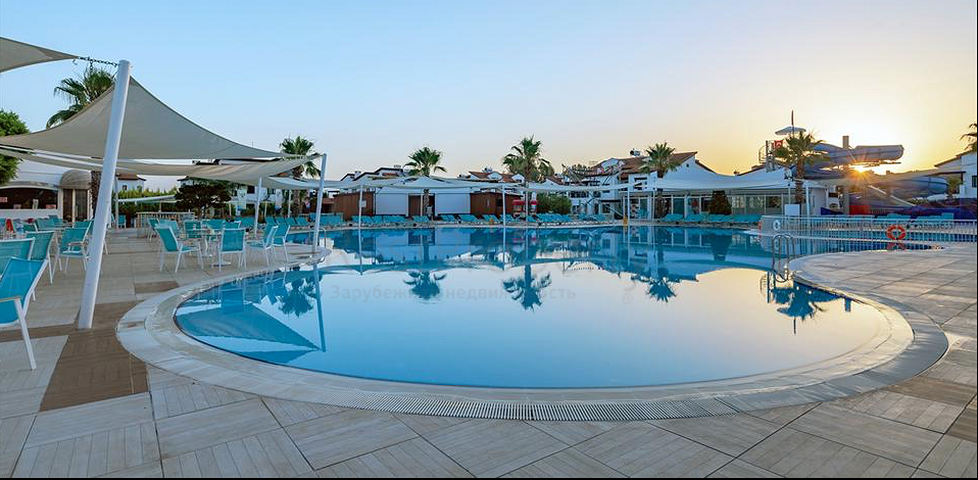 Вилла 3+1 с мебелью в комплексе гостиничного типа в Белеке Анталья