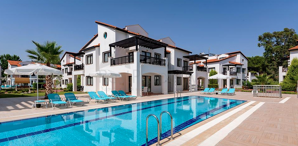 Вилла 3+1 с мебелью в комплексе гостиничного типа в Белеке Анталья