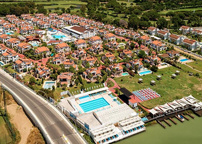 Вилла 3+1 с мебелью в комплексе гостиничного типа в Белеке Анталья