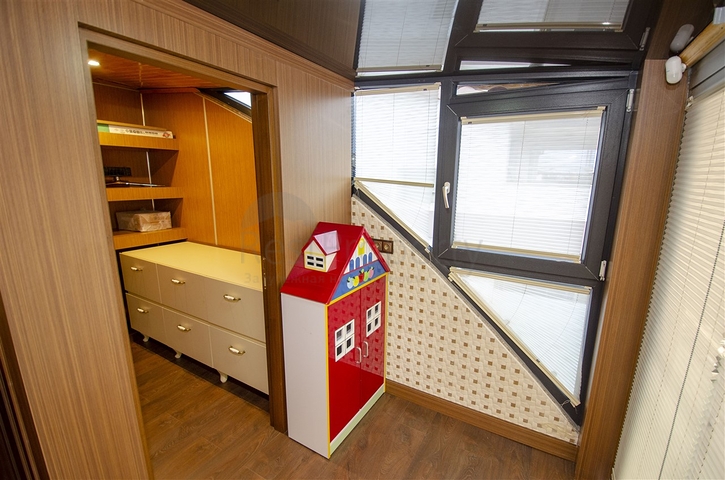 Пентхаус 3+1 с мебелью в 3 минутах ходьбы к морю в Анталии