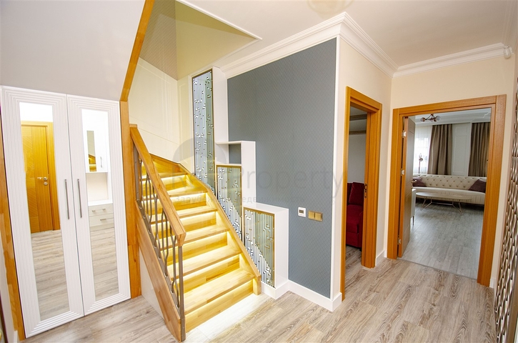 Пентхаус 3+1 с мебелью в 3 минутах ходьбы к морю в Анталии