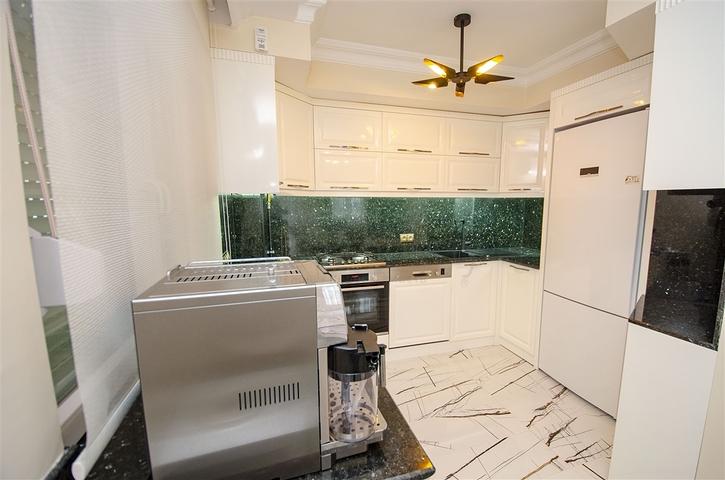 Пентхаус 3+1 с мебелью в 3 минутах ходьбы к морю в Анталии