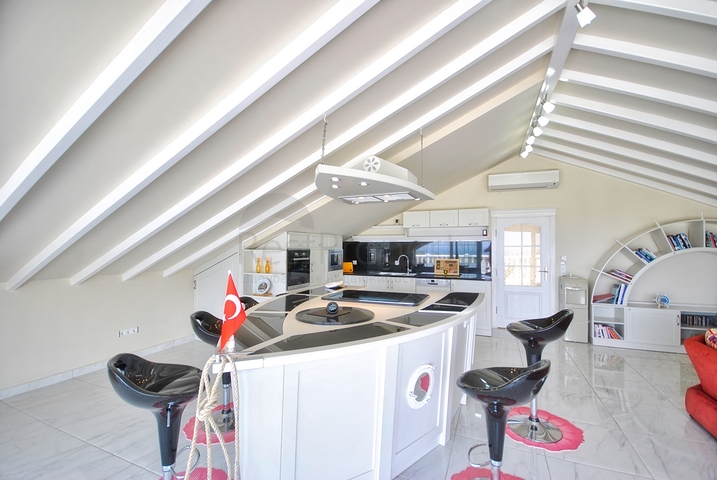 Великолепная отдельностоящая вилла на продажу с ВИДОМ НА МОРЕ в Анталии Кемер