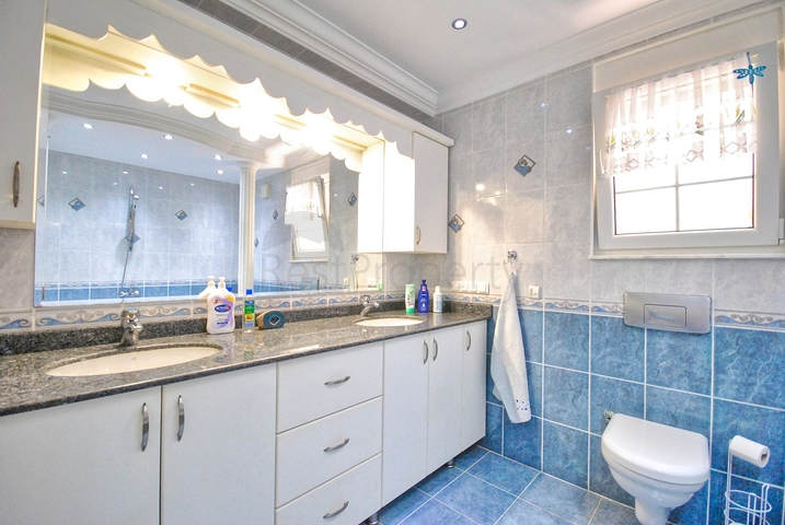 Великолепная отдельностоящая вилла на продажу с ВИДОМ НА МОРЕ в Анталии Кемер