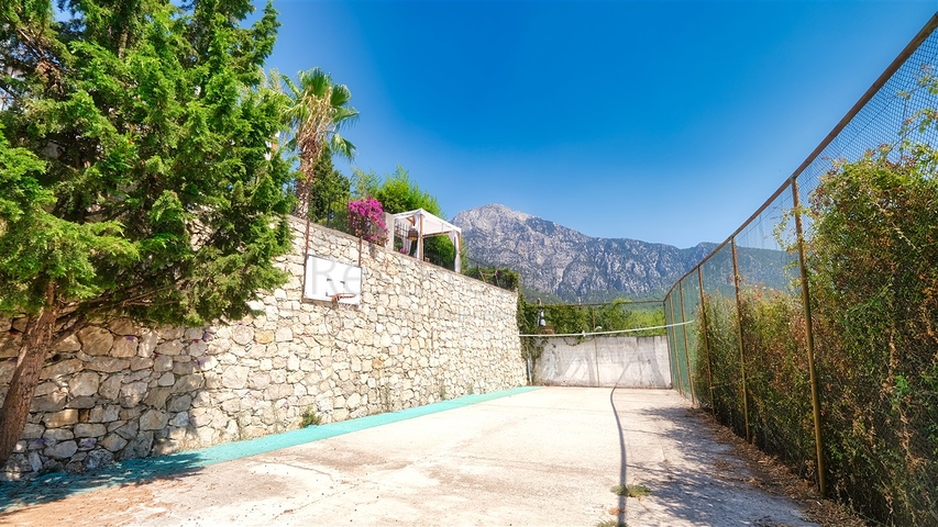 Шикарная вилла с собственным бассейном и видом на море