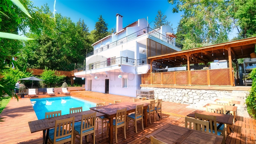 Шикарная вилла с собственным бассейном и видом на море