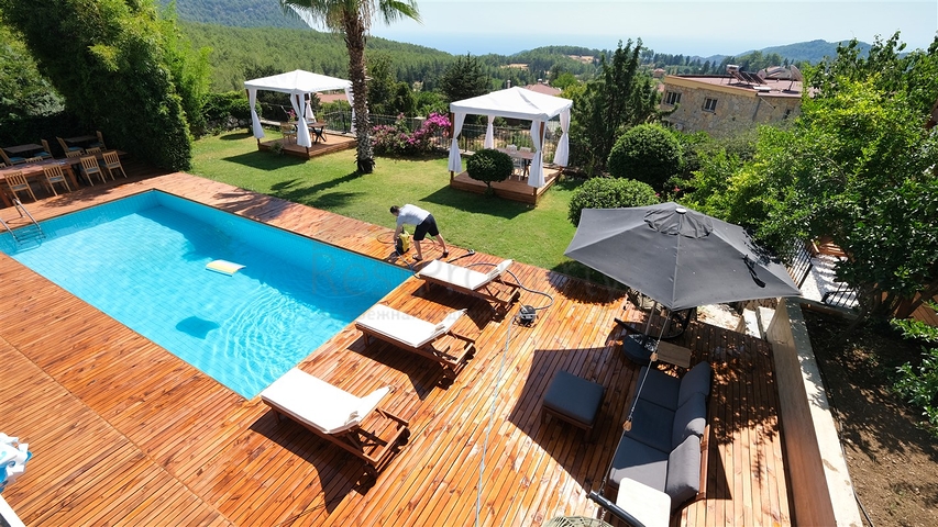 Шикарная вилла с собственным бассейном и видом на море