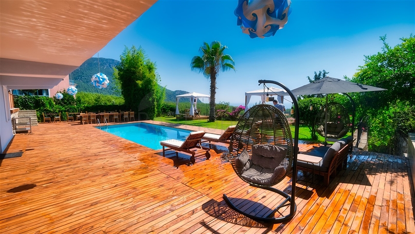 Шикарная вилла с собственным бассейном и видом на море