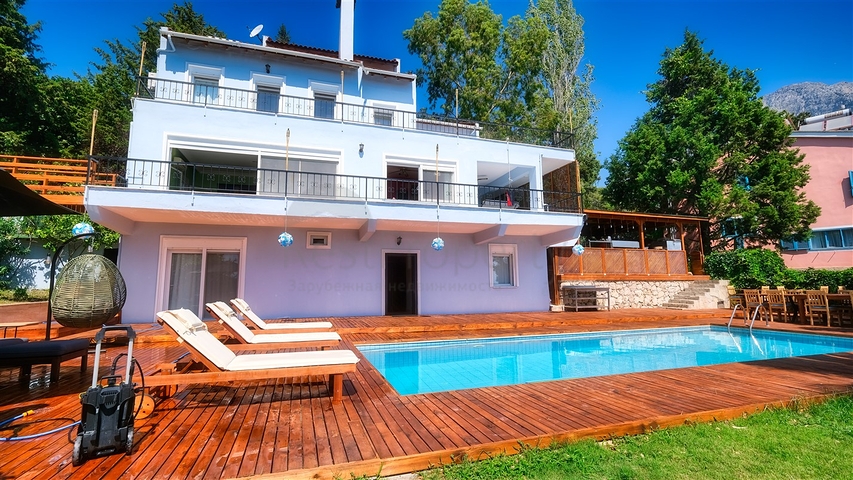 Шикарная вилла с собственным бассейном и видом на море
