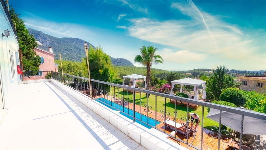 Шикарная вилла с собственным бассейном и видом на море