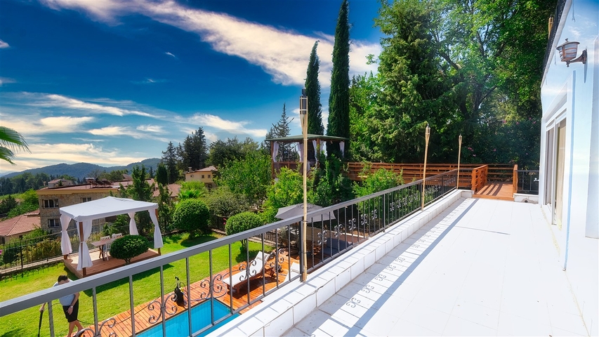 Шикарная вилла с собственным бассейном и видом на море