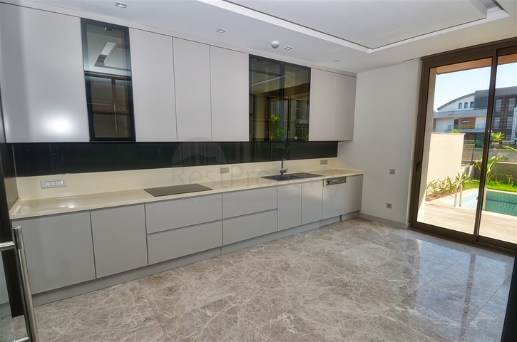 Элитная вилла 4+2 в престижном районе Молла Юсуф Коньяалты