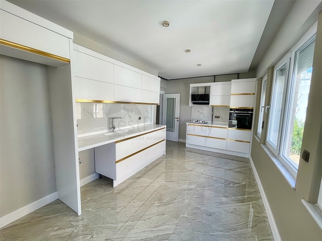 Просторная квартира 3+1 в пешей доступности к морю в районе Лиман-Анталья