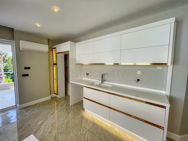 Просторная квартира 3+1 в пешей доступности к морю в районе Лиман-Анталья