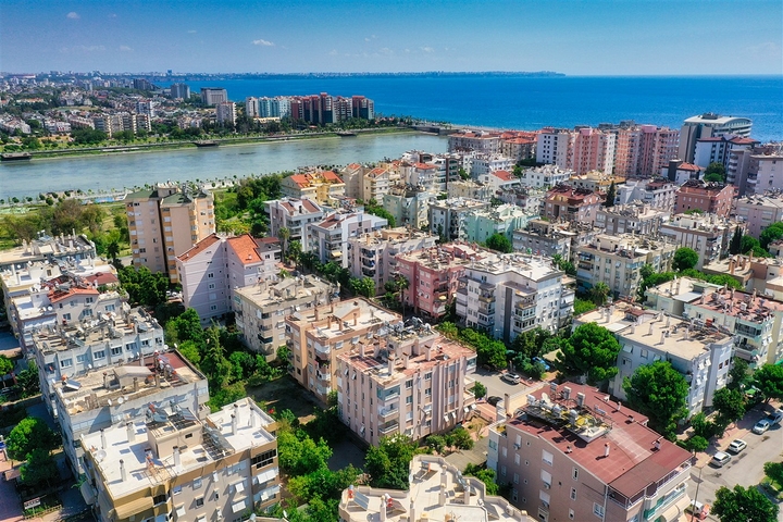 Просторная квартира 3+1 в пешей доступности к морю в районе Лиман-Анталья