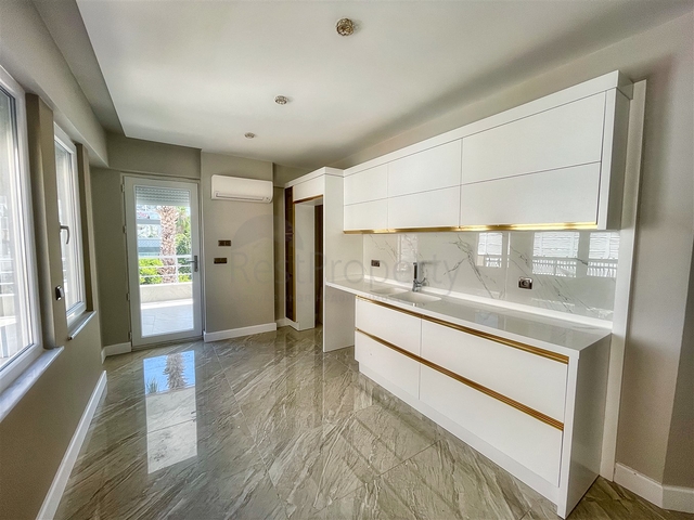 Просторная квартира 3+1 в пешей доступности к морю в районе Лиман-Анталья