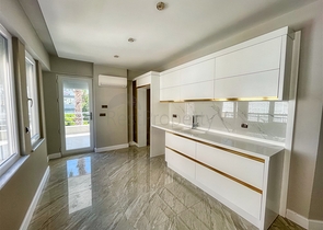 Просторная квартира 3+1 в пешей доступности к морю в районе Лиман-Анталья