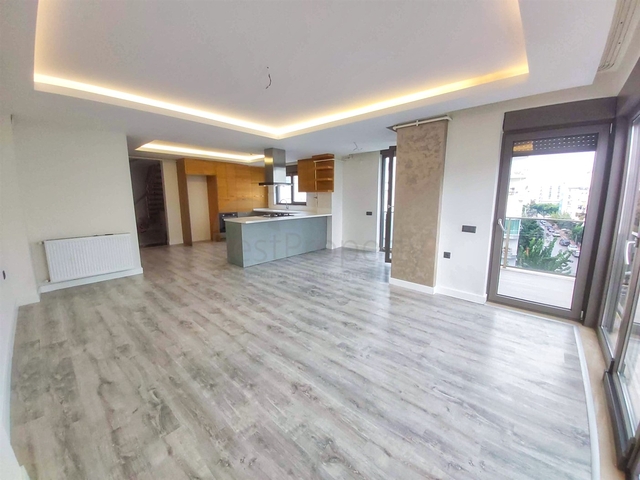 Квартира планировки 4+1 дуплекс в центре города Анталии 