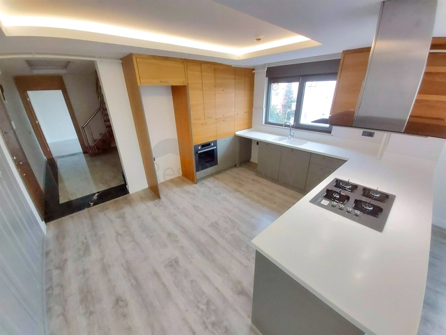 Квартира планировки 4+1 дуплекс в центре города Анталии 