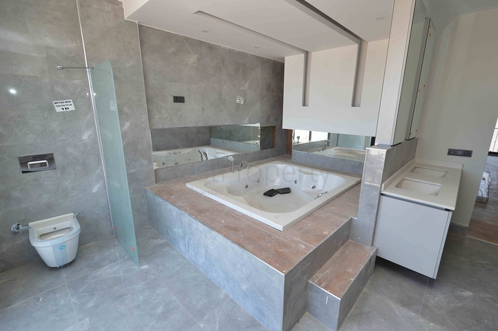 Виллы в комплексе планировки 5+1 в районе Лара - Анталия 