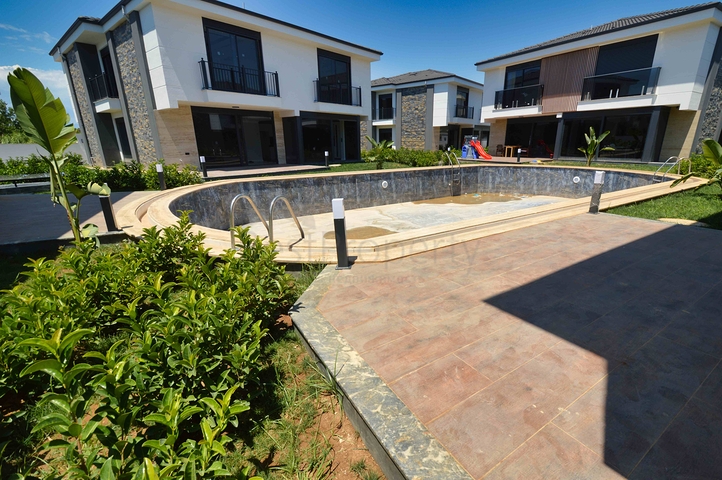 Виллы в комплексе планировки 5+1 в районе Лара - Анталия 