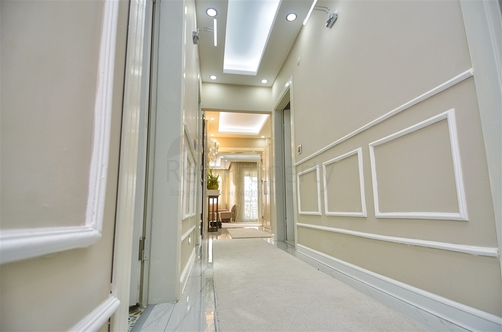 Квартира с мебелью планировки 3+1 в центре города Анталия