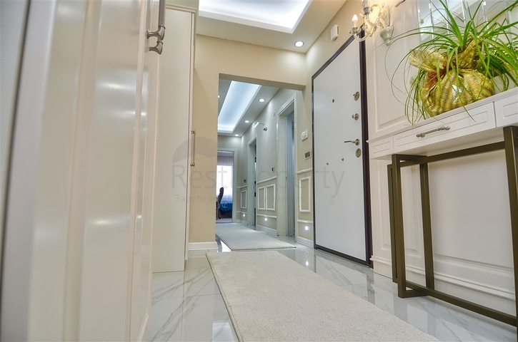 Квартира с мебелью планировки 3+1 в центре города Анталия