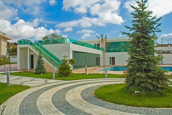 Четырехэтажная вилла класса люкс с собственным лифтом 