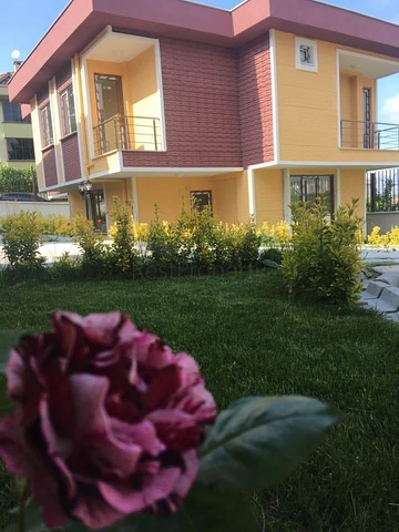 Просторная двухэтажная вилла по доступной цене в популярном районе