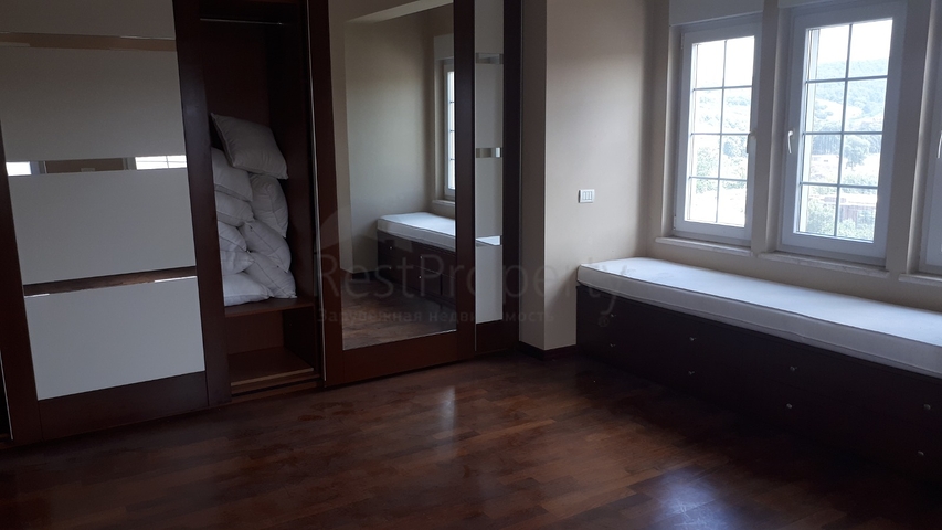 Четырехэтажная вилла планировкой 5+2 в озеленнённом пригороде