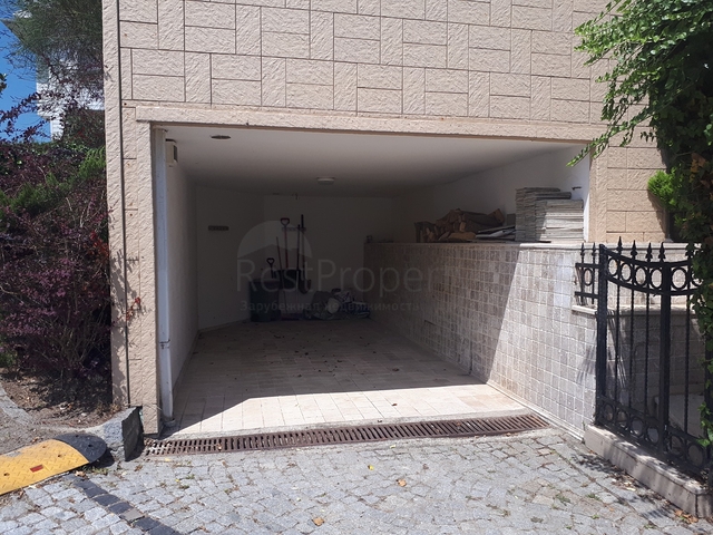 Четырехэтажная вилла планировкой 5+2 в озеленнённом пригороде