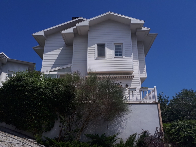 Четырехэтажная вилла планировкой 5+2 в озеленнённом пригороде