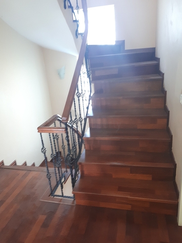 Четырехэтажная вилла планировкой 5+2 в озеленнённом пригороде