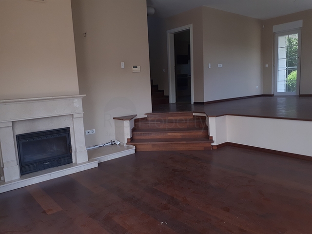 Четырехэтажная вилла планировкой 5+2 в озеленнённом пригороде