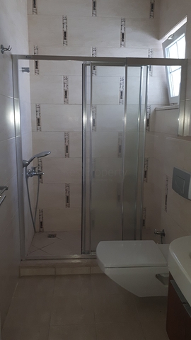 Четырехэтажная вилла планировкой 5+2 в озеленнённом пригороде