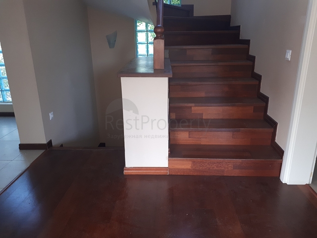 Четырехэтажная вилла планировкой 5+2 в озеленнённом пригороде