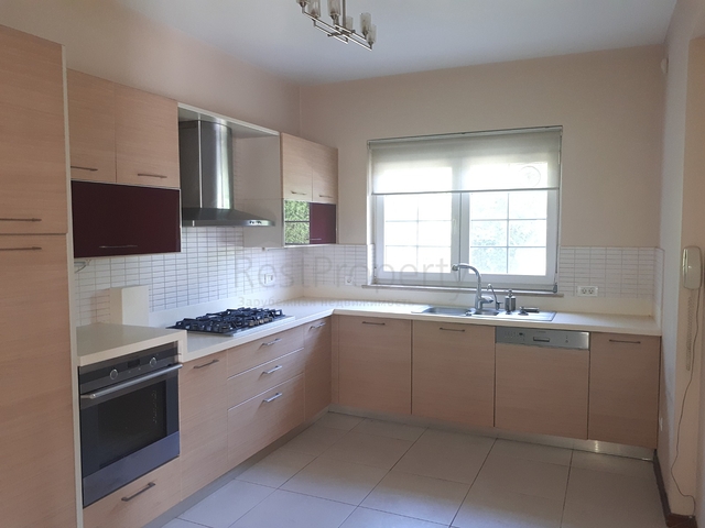 Четырехэтажная вилла планировкой 5+2 в озеленнённом пригороде