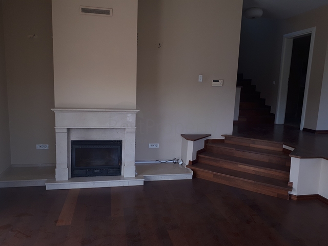 Четырехэтажная вилла планировкой 5+2 в озеленнённом пригороде