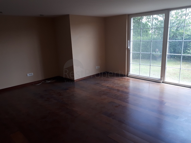 Четырехэтажная вилла планировкой 5+2 в озеленнённом пригороде