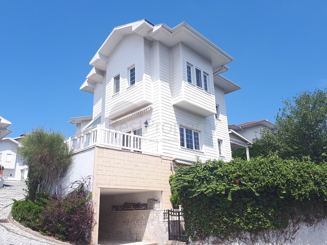 Четырехэтажная вилла планировкой 5+2 в озеленнённом пригороде