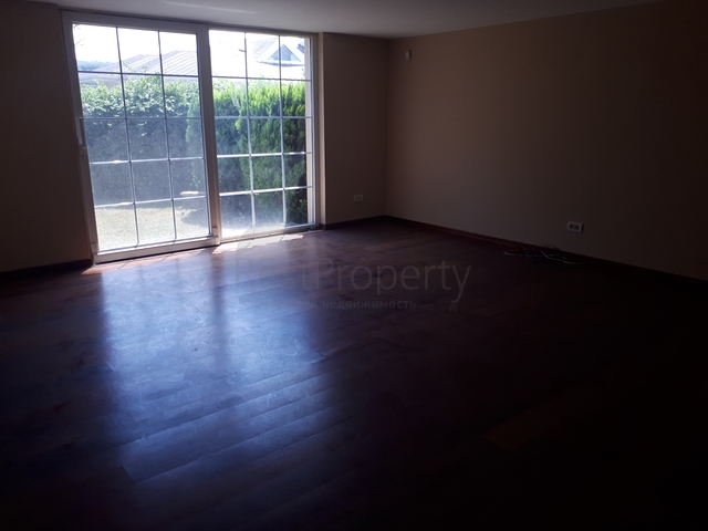 Четырехэтажная вилла планировкой 5+2 в озеленнённом пригороде