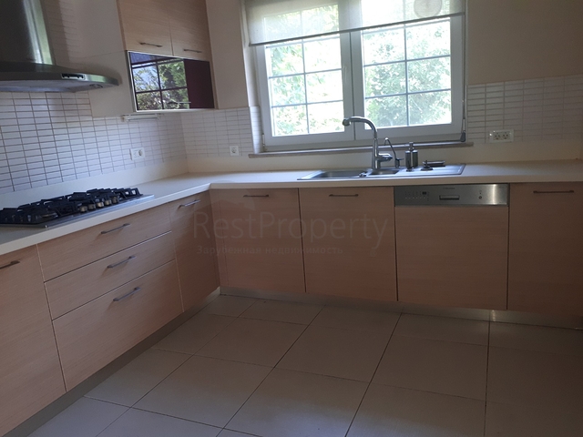 Четырехэтажная вилла планировкой 5+2 в озеленнённом пригороде